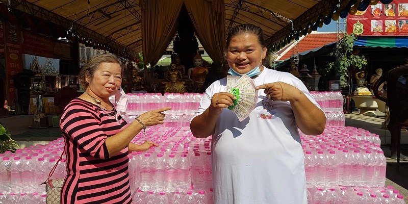 หญิงดวงเฮงนำน้ำดื่มจำนวน 300 โหลแก้บน "พระเงินพระทอง"